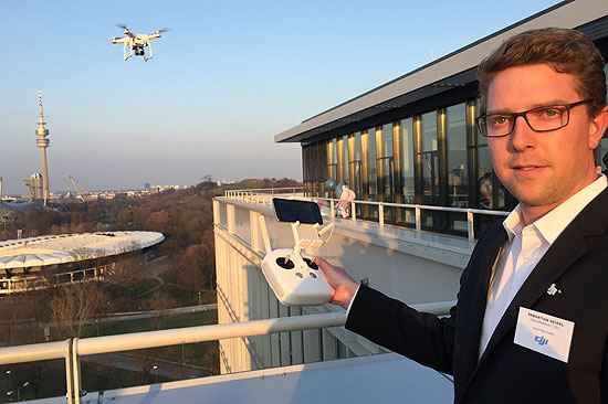 Sebastian Seidel, Geschäftsführer / CEO Globe Flight GmbH (DJI) führte die neue DJI Phantom 3 in München persönlich vor (©Foto: Martin Schmitz)